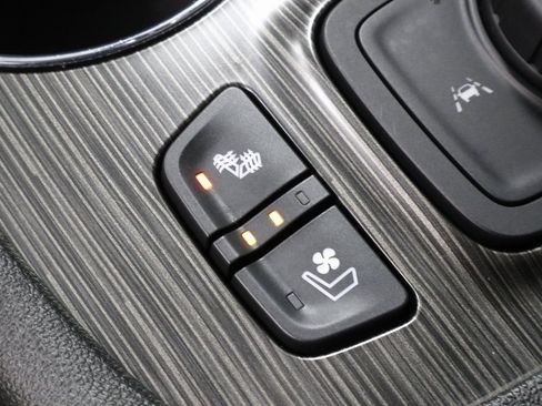 Used 2023 GMC Acadia SLT w/ Preferred Package image 4