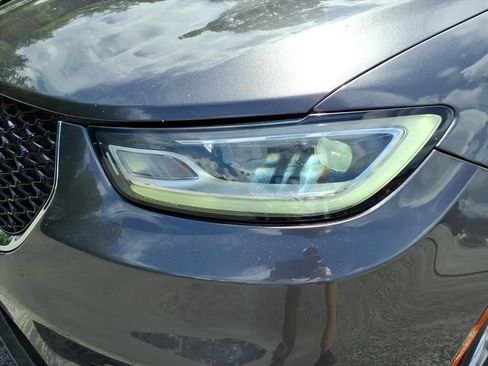 Used 2023 Chrysler Pacifica Touring-L FWD image 11