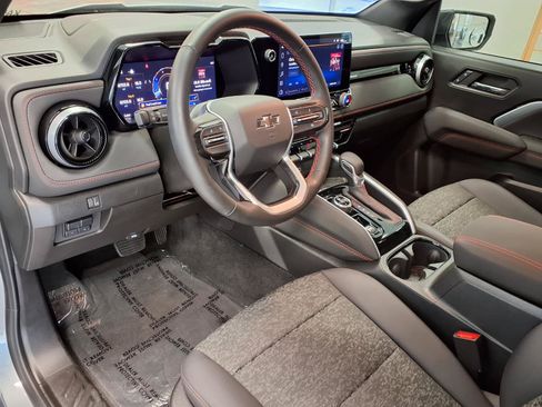 Used 2025 Chevrolet Colorado Z71 AWD/4WD image 18