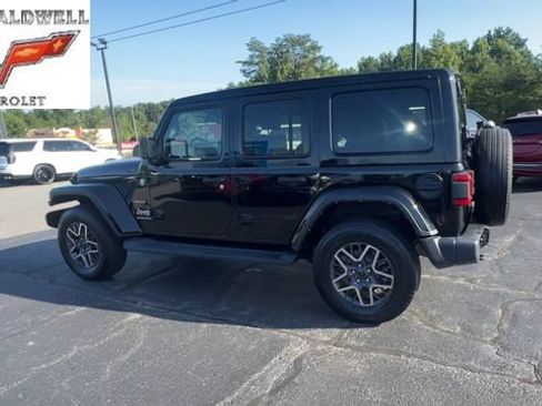 Used 2024 Jeep Wrangler Unlimited Sahara w/ Technology Group AWD/4WD image 6