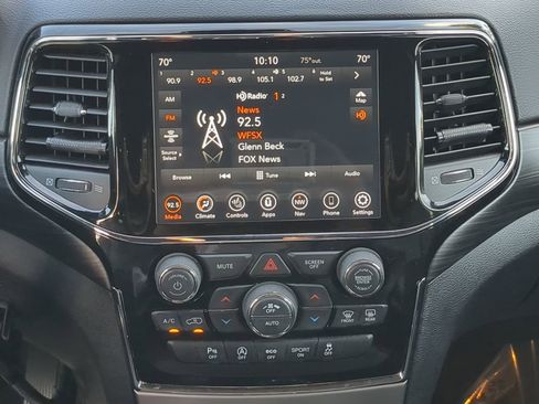 Used 2020 Jeep Grand Cherokee Laredo w/ Laredo X Package image 18