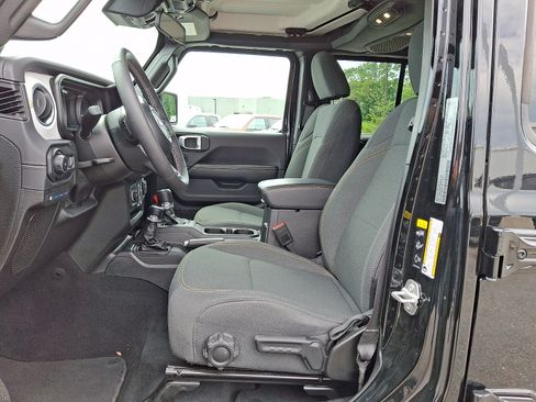 Used 2025 Jeep Wrangler Unlimited Sahara AWD/4WD image 13