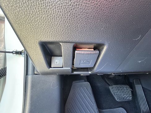 Certified 2021 Toyota Venza LE image 31