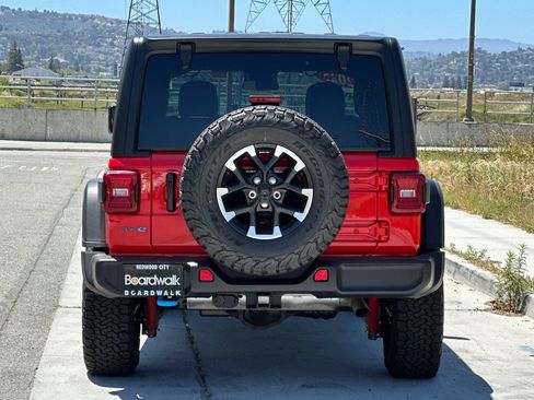 Used 2025 Jeep Wrangler Unlimited Rubicon 4xe w/ Convenience Group AWD/4WD image 5