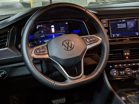 Certified 2023 Volkswagen Jetta SE w/ Panoramic Sunroof Package FWD image 14
