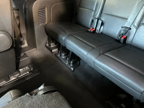 Used 2022 Chevrolet Suburban Z71 w/ Z71 Off-Road Package AWD/4WD image 16