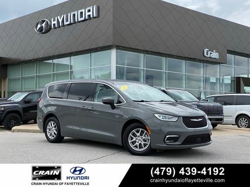 Used 2023 Chrysler Pacifica Touring-L FWD image 1