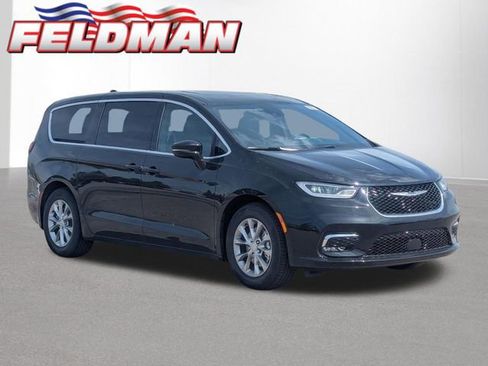 New 2026 Chrysler Pacifica Limited image 1