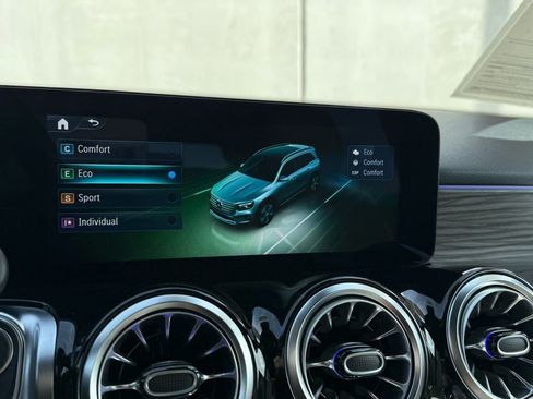 Used 2025 Mercedes-Benz GLB 250 250 image 9