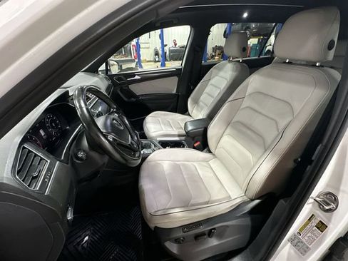 Used 2018 Volkswagen Tiguan SEL Premium w/ R-Line Package image 17