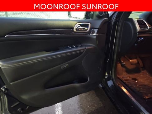 Used 2017 Jeep Grand Cherokee Overland AWD/4WD image 5