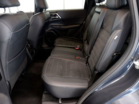 Used 2024 Mitsubishi Outlander SE image 28