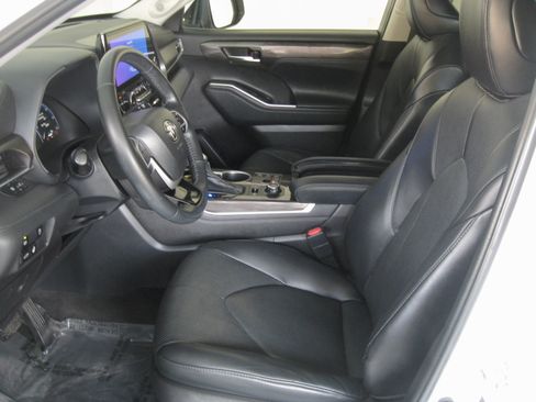 Used 2023 Toyota Highlander Limited image 8