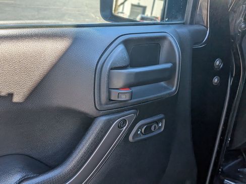 Used 2018 Jeep Wrangler Altitude image 15