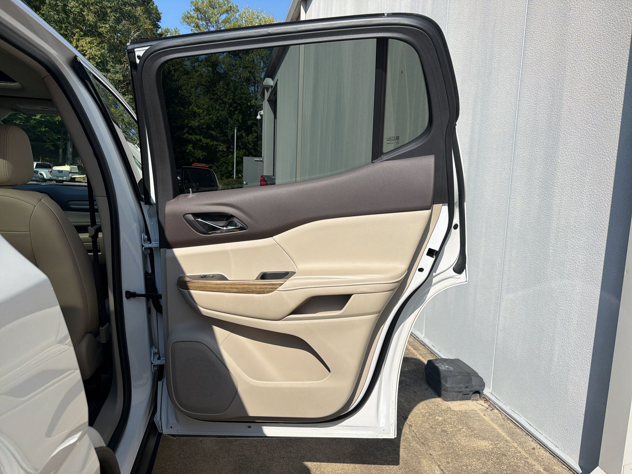 Used 2019 GMC Acadia Denali w/ Technology Package FWD image 17