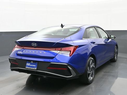 Certified 2025 Hyundai Elantra SEL image 3