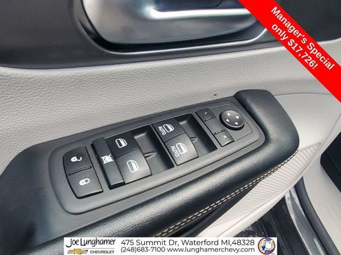 Used 2022 Chrysler Pacifica Touring-L FWD image 23