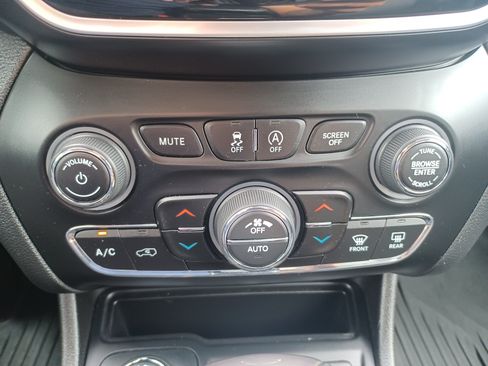 Used 2019 Jeep Cherokee Overland w/ Technology Group AWD/4WD image 23