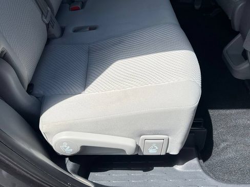 Used 2019 Toyota Highlander LE AWD/4WD image 19