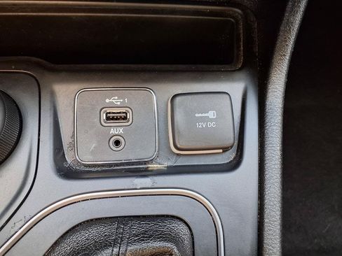 Used 2019 Jeep Cherokee Latitude Plus AWD/4WD image 21
