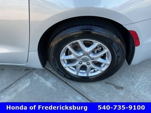 Used 2024 Chrysler Pacifica Touring-L FWD image 11