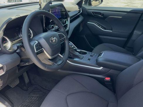 Used 2023 Toyota Highlander LE FWD image 9