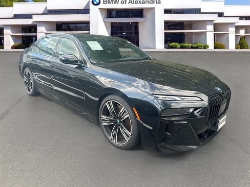 Used 2025 BMW i7 xDrive60 AWD/4WD image 3