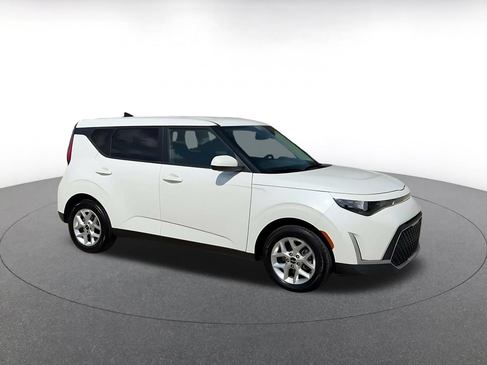 Used 2025 Kia Soul LX w/ LX Technology Package FWD image 2