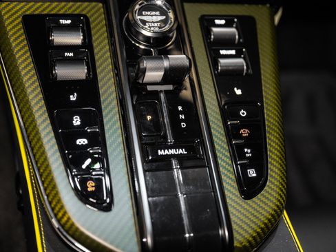 Used 2025 Aston Martin V8 Vantage Coupe image 28