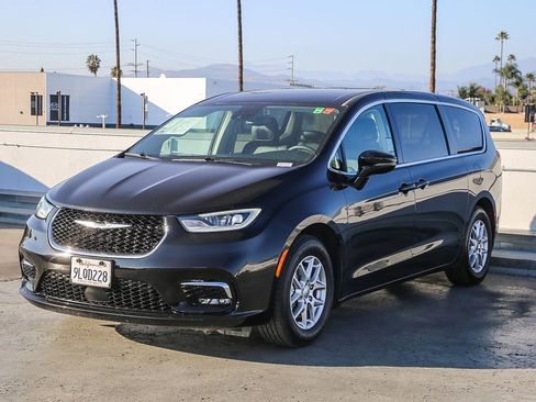 Certified 2024 Chrysler Pacifica Touring-L image 4