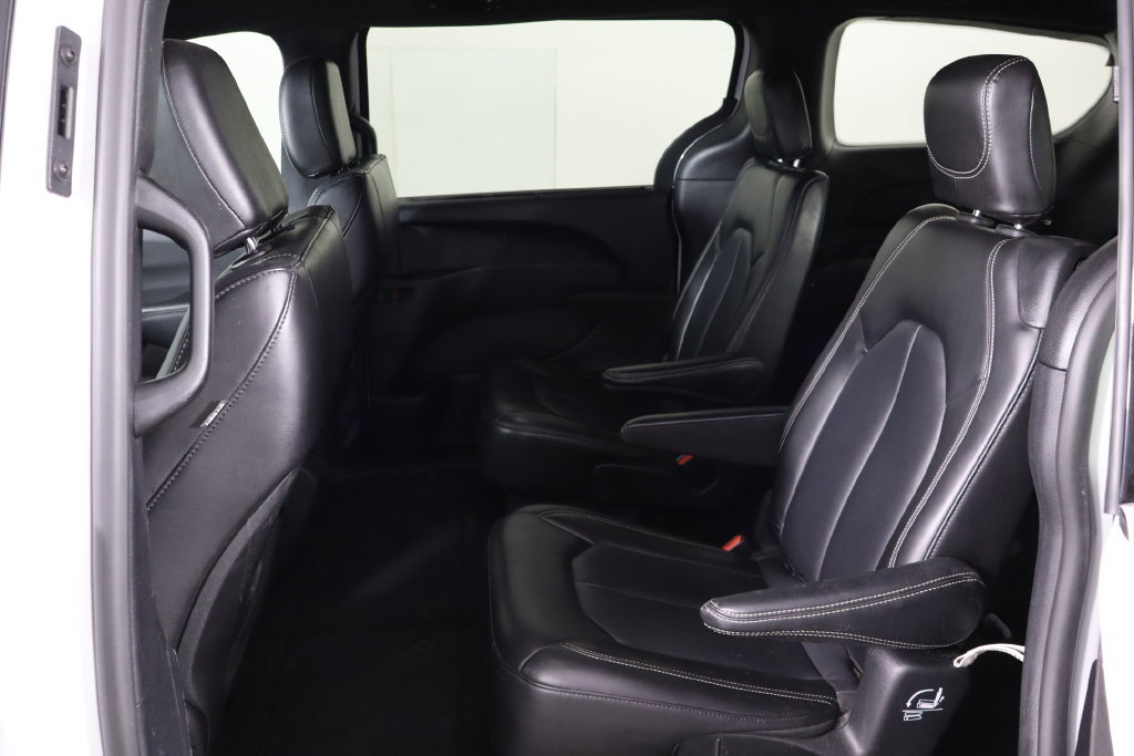 Used 2025 Chrysler Pacifica Select FWD image 16