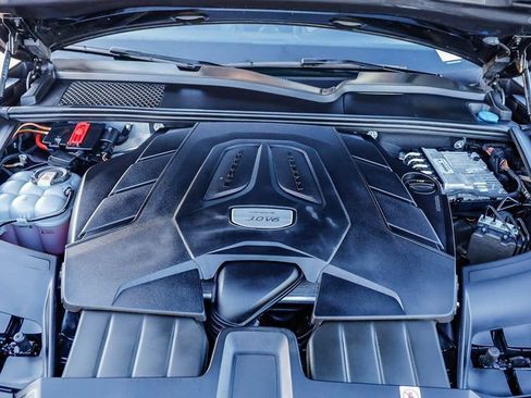 Used 2023 Porsche Cayenne Platinum Edition image 28