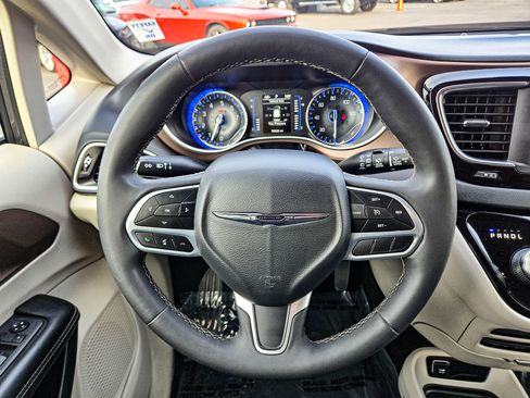 Used 2022 Chrysler Voyager LX image 17