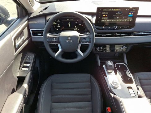 New 2025 Mitsubishi Outlander SE image 7