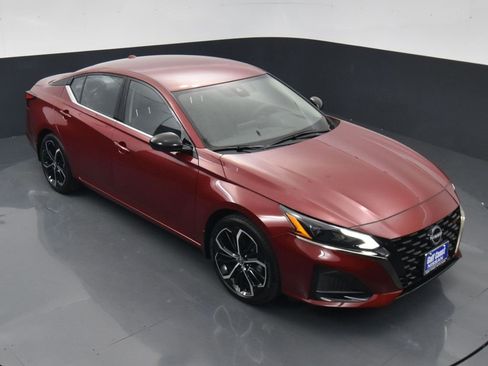 Certified 2025 Nissan Altima 2.5 SR image 30