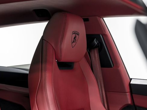 Used 2022 Lamborghini Urus AWD/4WD image 35