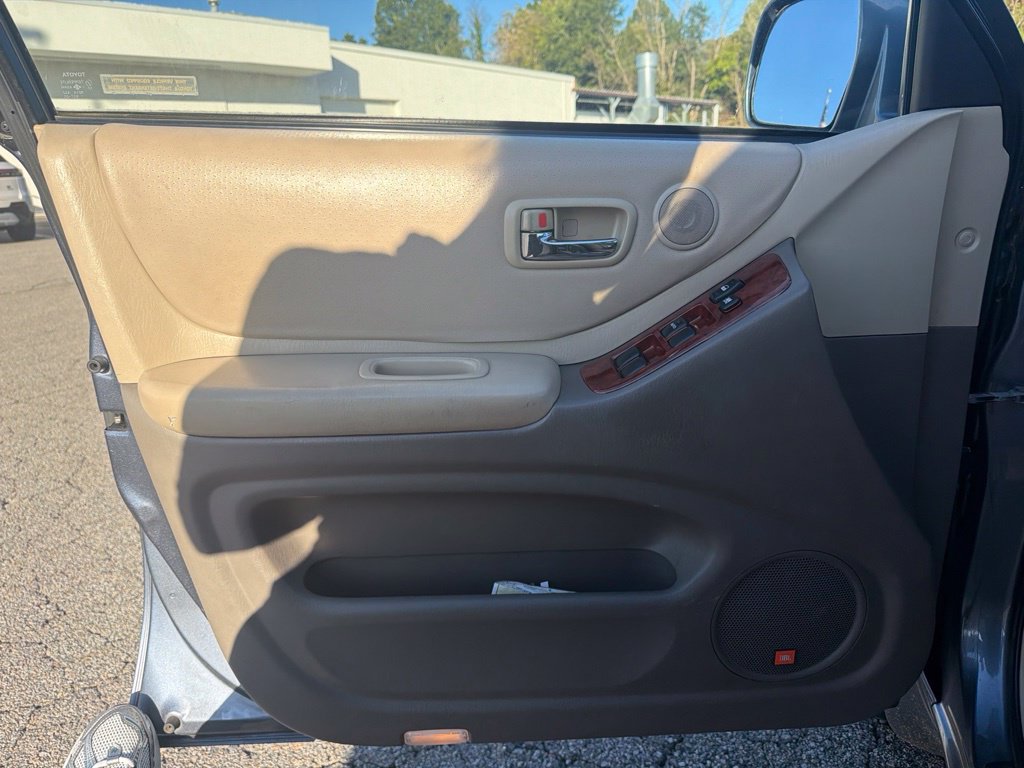 Used 2005 Toyota Highlander 4WD V6 w/ 3rd Row image 17