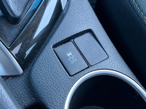 Used 2018 Toyota Corolla LE FWD image 29
