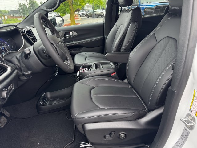 New 2027 Chrysler Pacifica Select FWD image 22