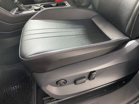 Used 2022 Volkswagen Tiguan SE image 12