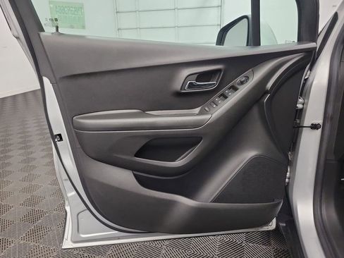 Used 2022 Chevrolet Trax LT w/ LT Convenience Package image 10