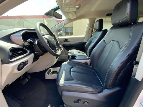 Used 2023 Chrysler Pacifica Touring-L FWD image 10