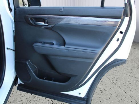 Used 2023 Toyota Highlander Limited FWD image 40