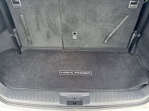 Used 2020 Toyota Highlander XLE FWD image 18
