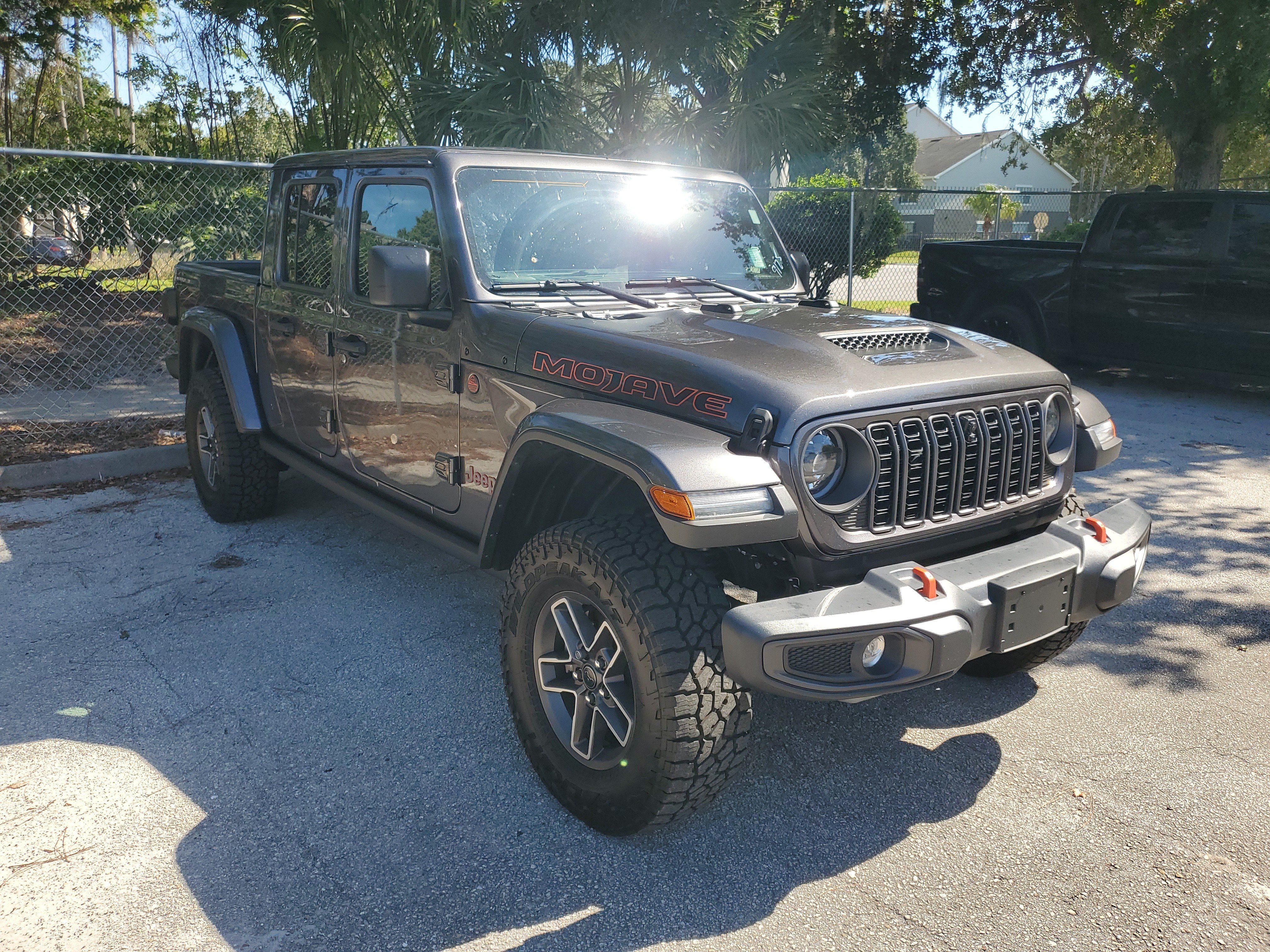 Used 2025 Jeep Gladiator Mojave w/ Technology Group AWD/4WD image 2