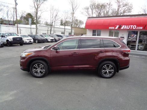 Used 2016 Toyota Highlander XLE AWD/4WD image 2