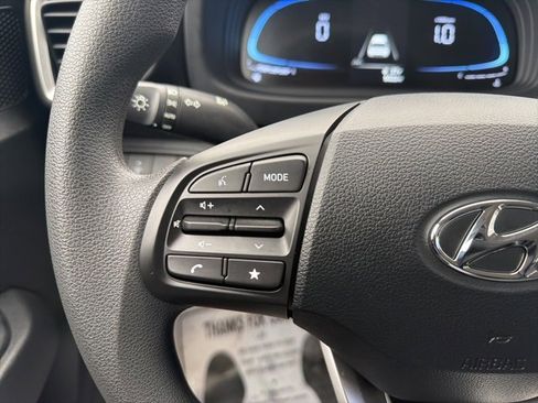 Certified 2025 Hyundai Venue SE image 19