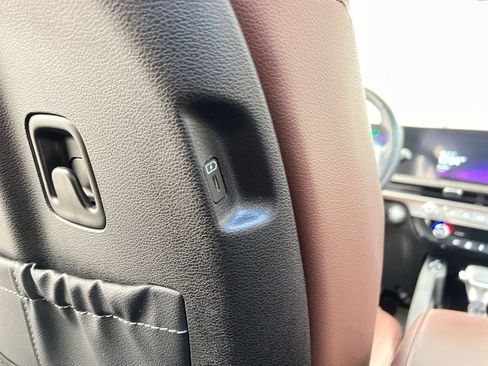 Used 2024 Kia Telluride EX w/ EX Captain's Chair Package image 24