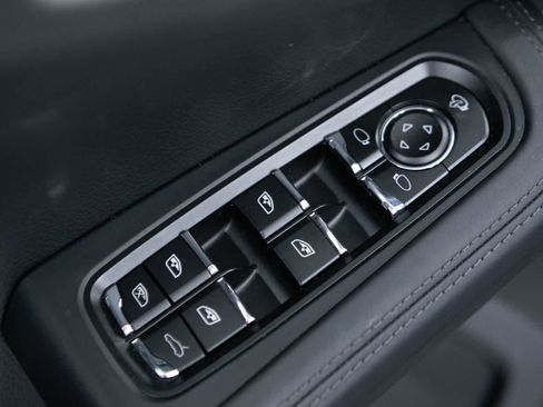 Certified 2026 Porsche Macan AWD/4WD image 25