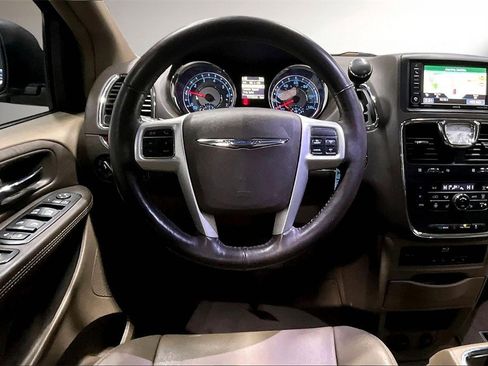 Used 2016 Chrysler Town & Country Touring-L image 8